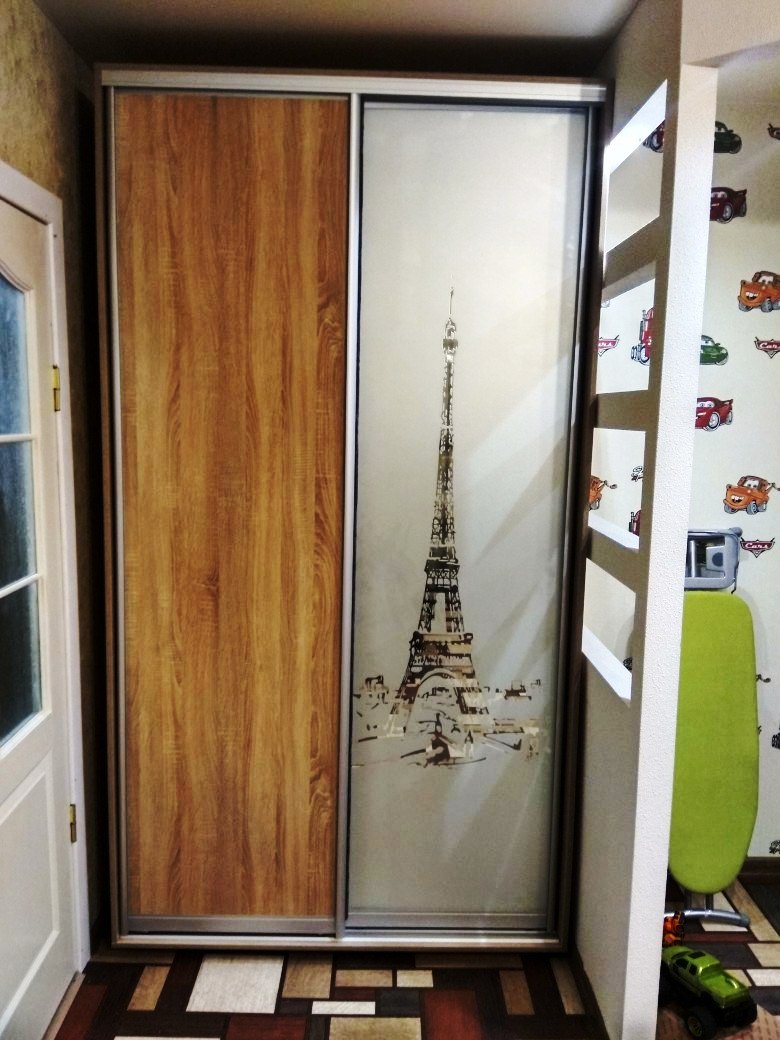 Шкаф купе с пескоструйным рисунком и древесной дверью 