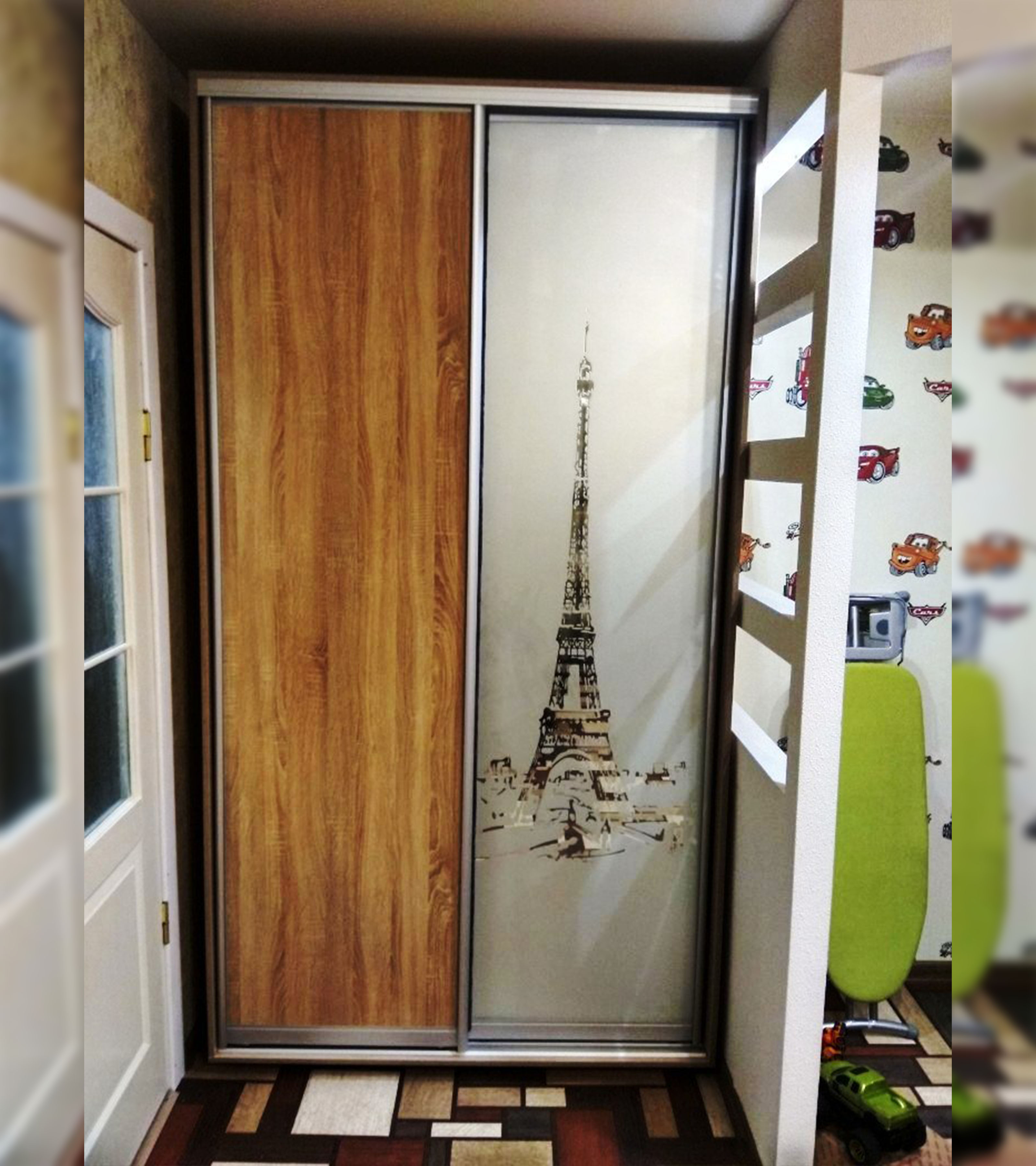 Шкаф купе с пескоструйным рисунком и древесной дверью 