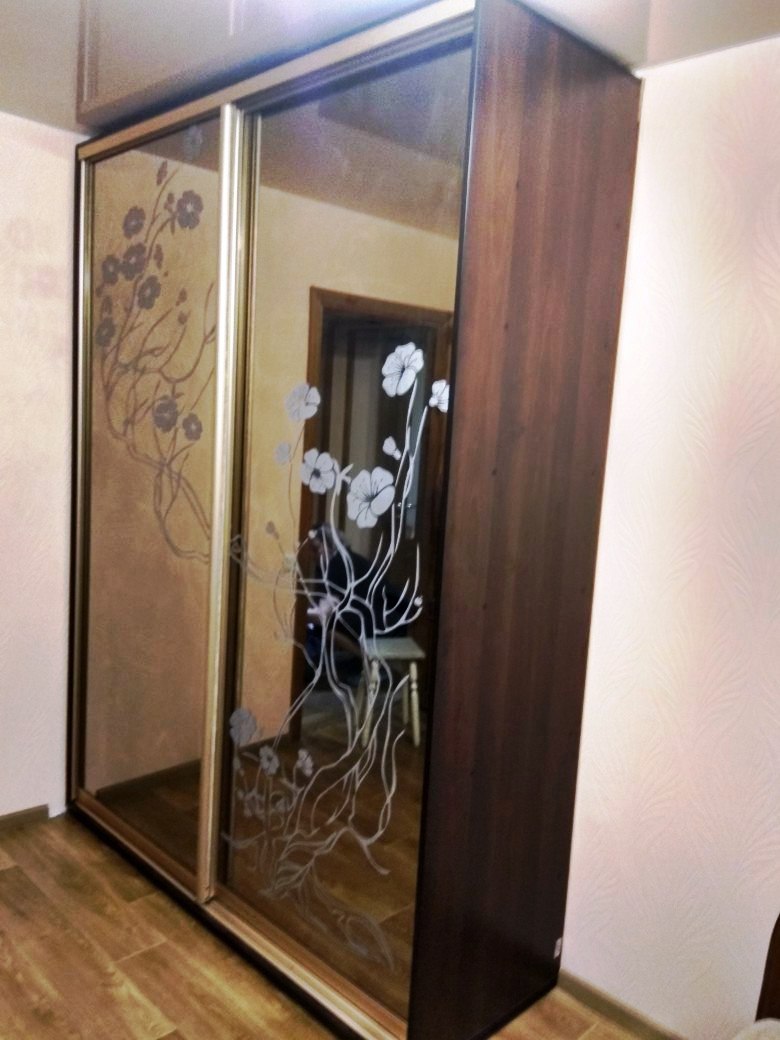Корпусный шкаф купе с тонированным зеркалом 