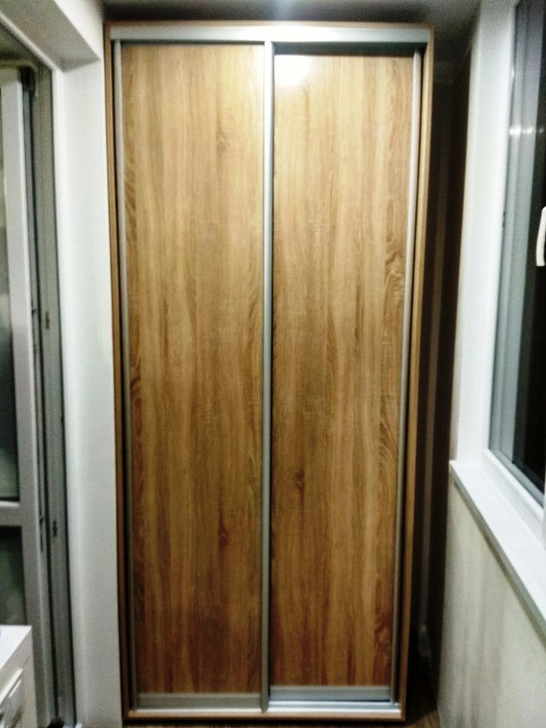 Шкаф купе на балкон с древесными дверьми 