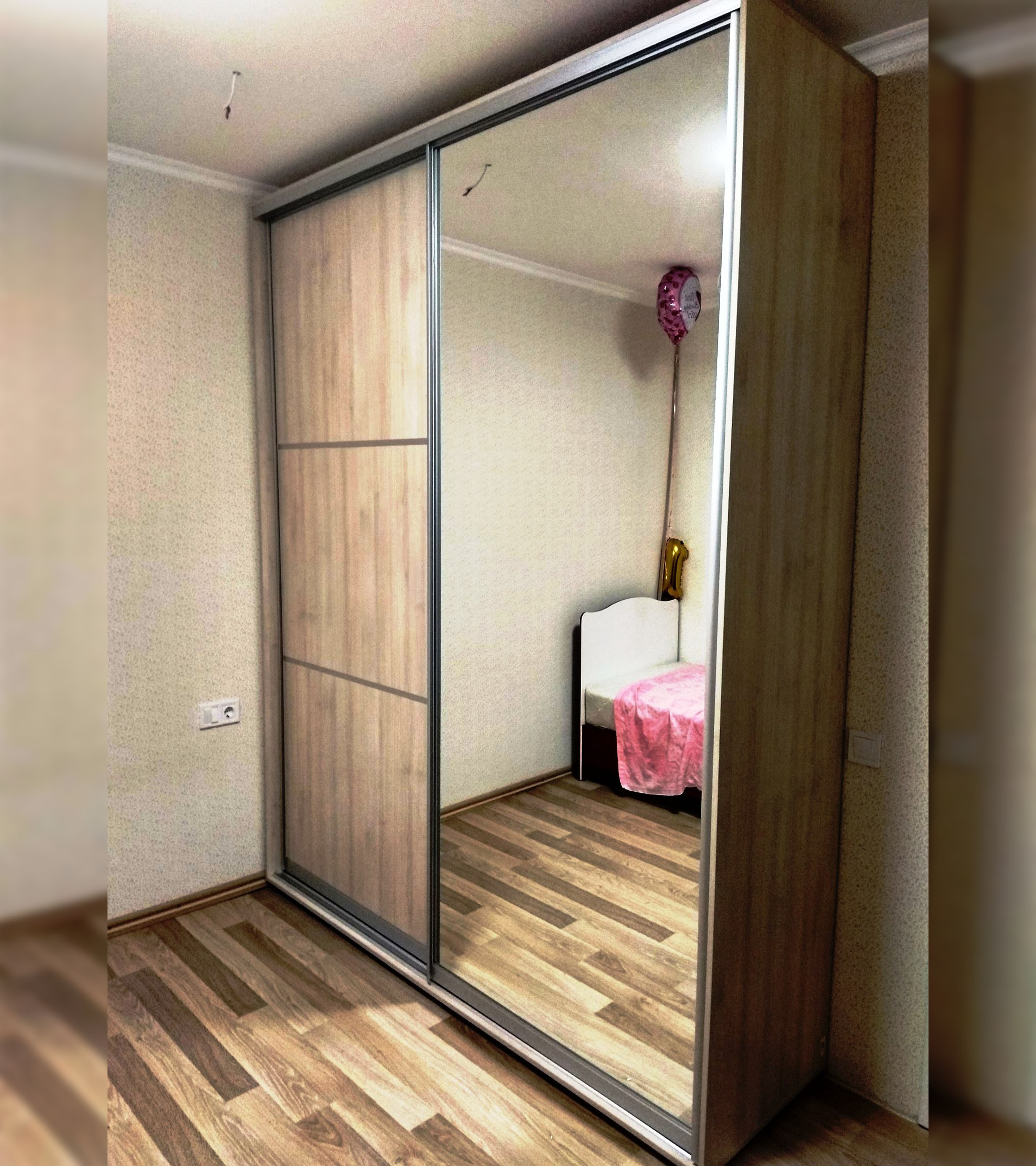 Шкаф купе в спальню с древесной дверью и зеркалом 