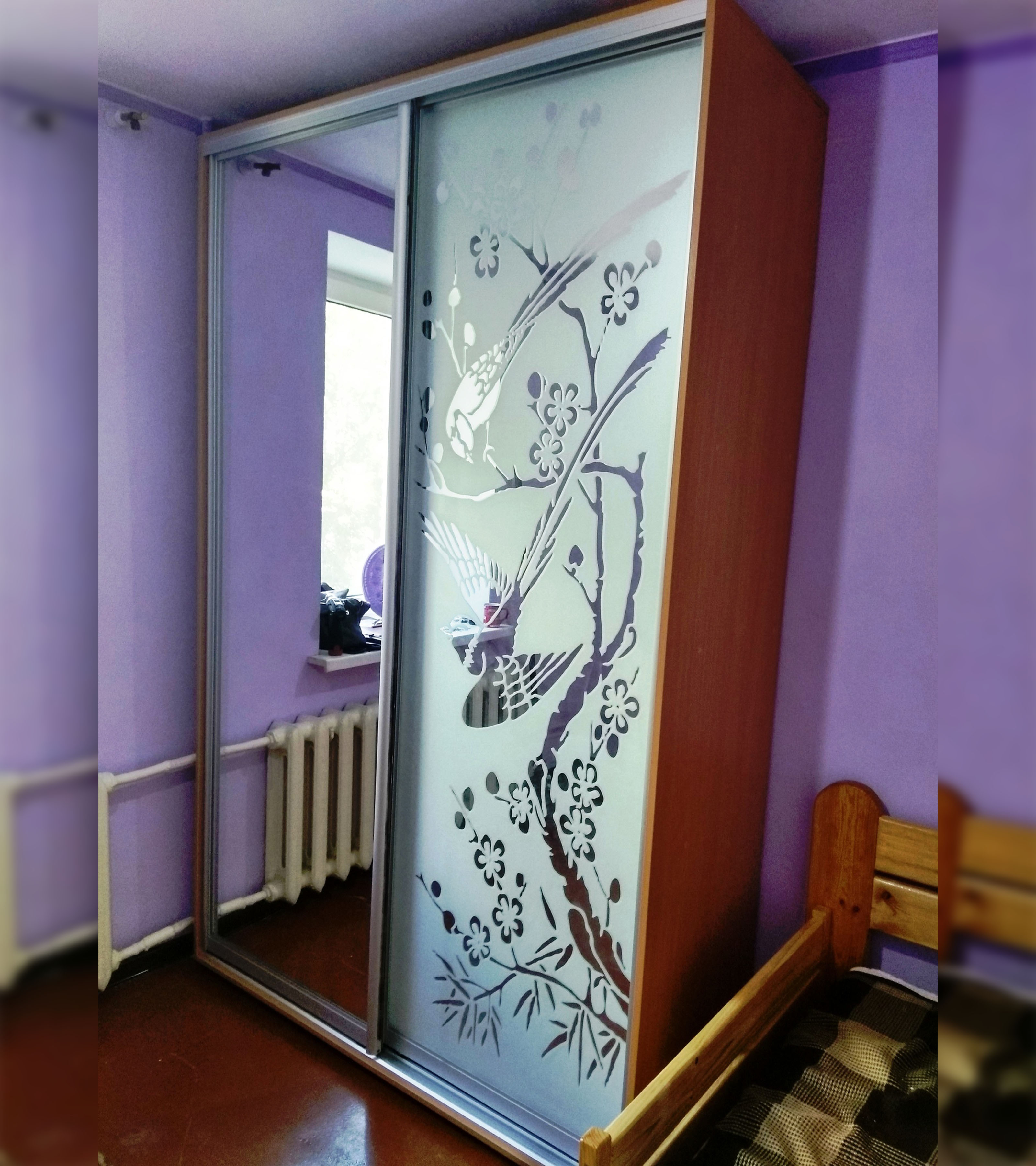 Корпусный шкаф купе в спальню с пескоструйным рисунком