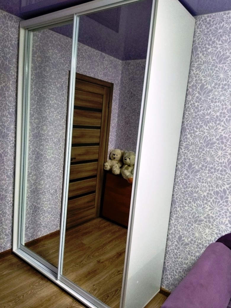 Зеркальный двухдверный шкаф купе в спальню